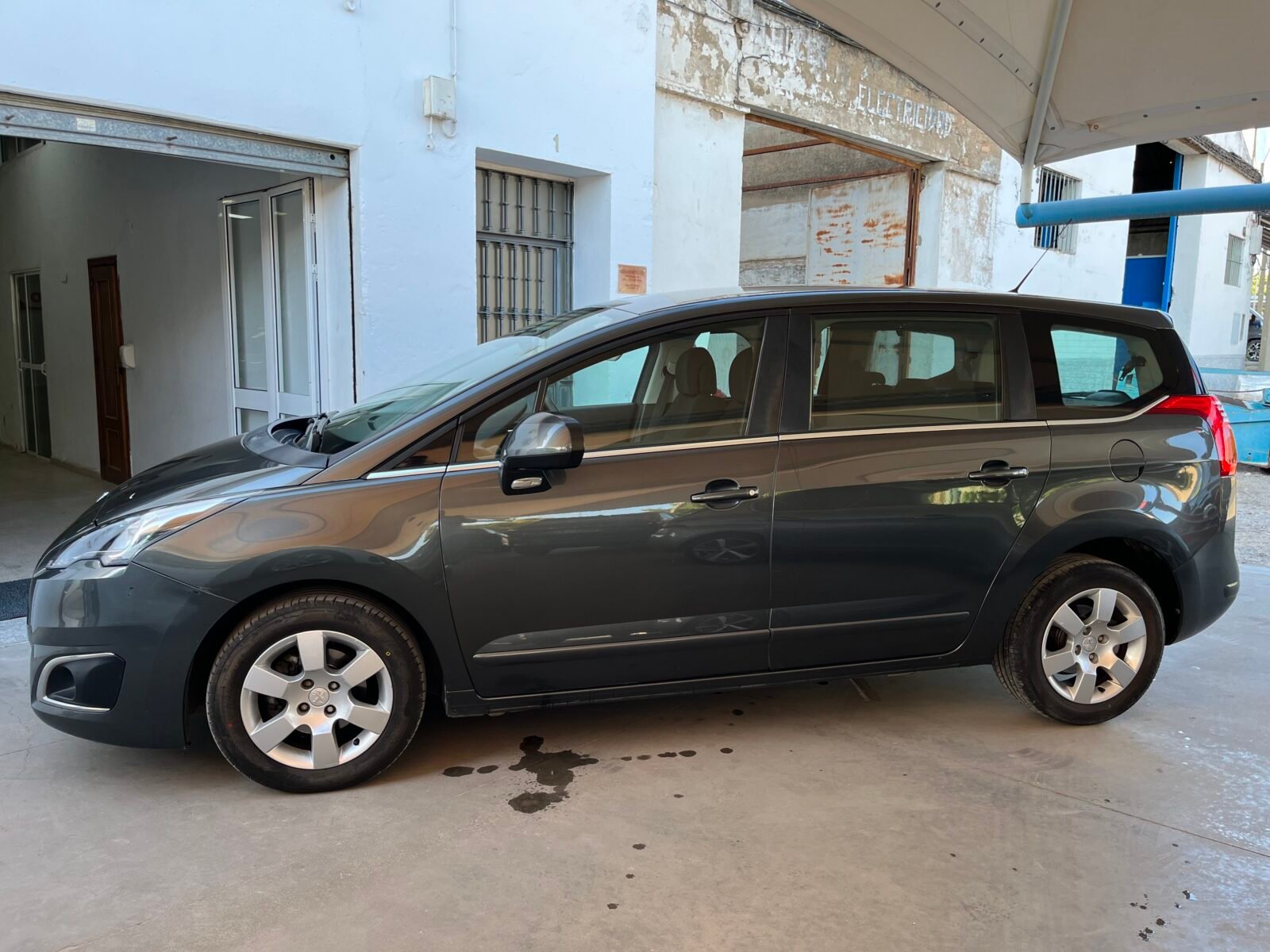 PEUGEOT 5008 1.6 hdi active